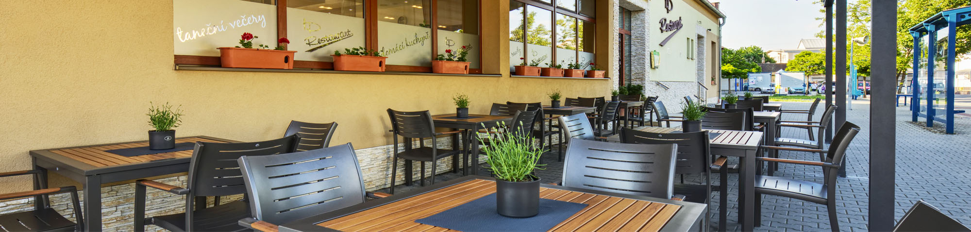 Venkovní posezení na zahrádce IP Restaurant